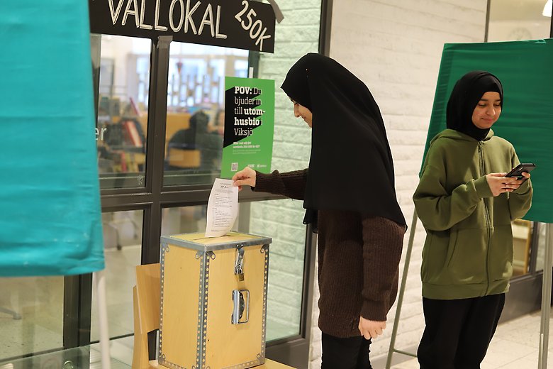 På Viksjöskolan och Järfälla gymnasium i Bas Barkarby och Jakobsberg har ett fysiskt skolval ägt rum med riktiga valurnor och röstsedlar.