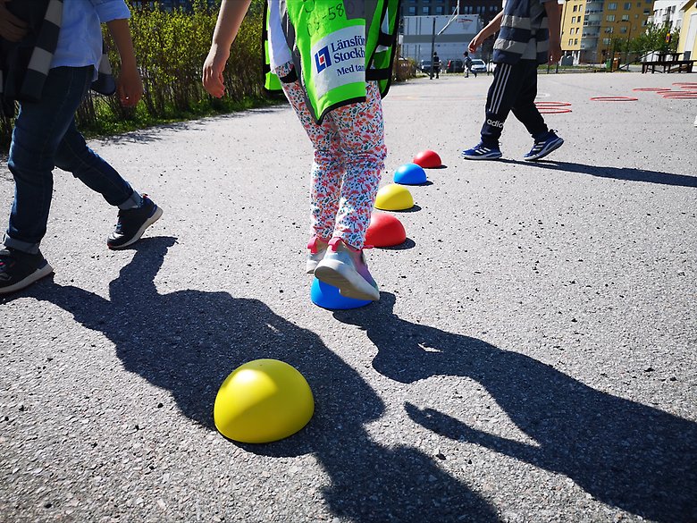 Barn  spelar boll på en skolgård
