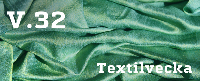 Löst böljande grönt tyg och texten v.32 textilvecka