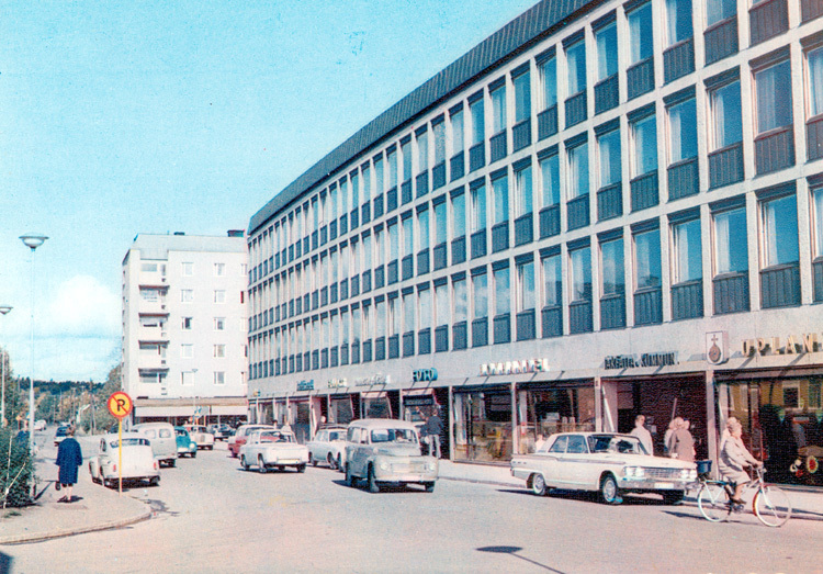 Jakobsbergs centrum. Kommunalhuset vid Vasaplatsen från Vasavägen. 1960-tal. Fotograf Okänd. Järfälla bildarkiv: JkB 14799