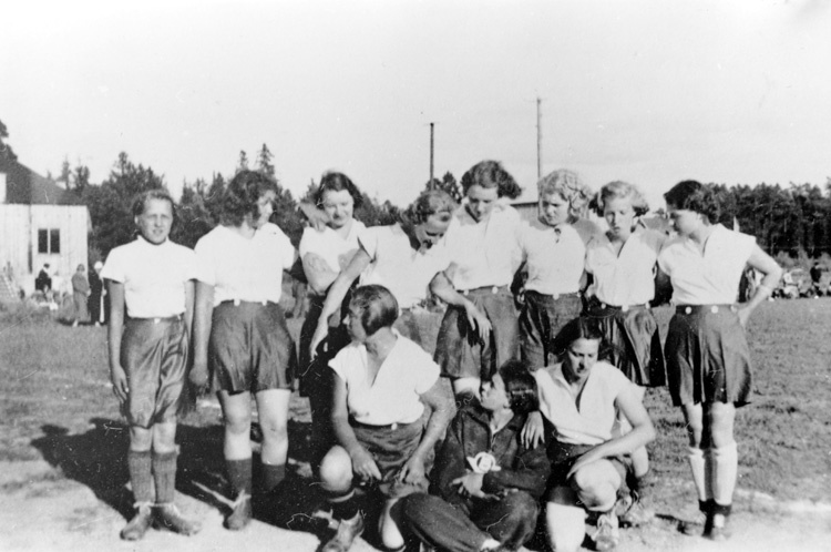 IK Bele. Damlaget i fotboll på Skälby idrottsplats. Sittande fr v Alice Ahlsén. 1935-07-07. Fotograf Okänd. Järfälla bildarkiv: JkB 00758