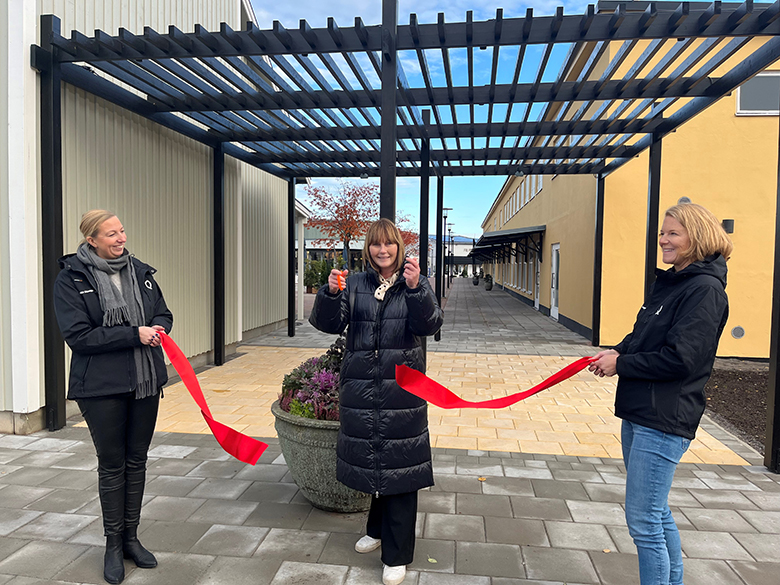 Eva Ullberg (S), kommunstyrelsens ordförande, inviger den nya entrén och parkeringen till Stockholm Quality Outlet. Den nya ingången via Enköpingsvägen ska skapa bättre butiksflöden inne på outlet-området samt avlasta trafiken på Herrestavägen.