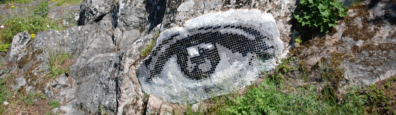 Konstverk i mosaik, föreställande ett öga.