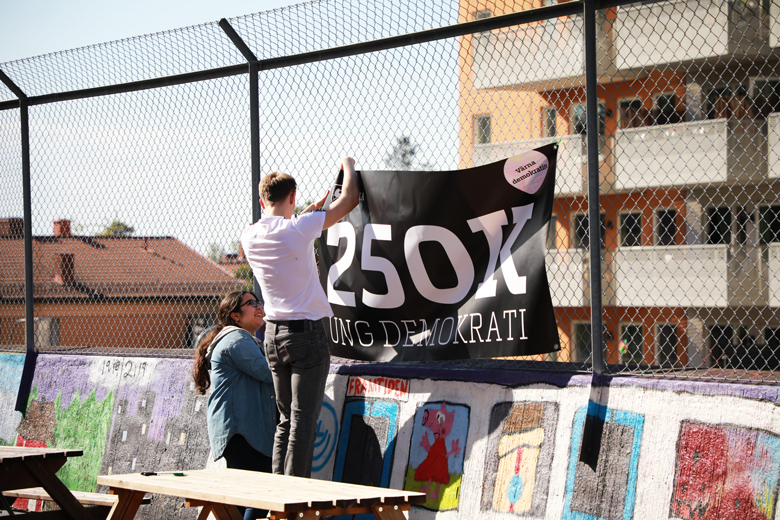 Ungdomsambassadörer håller upp en flagga med 250K