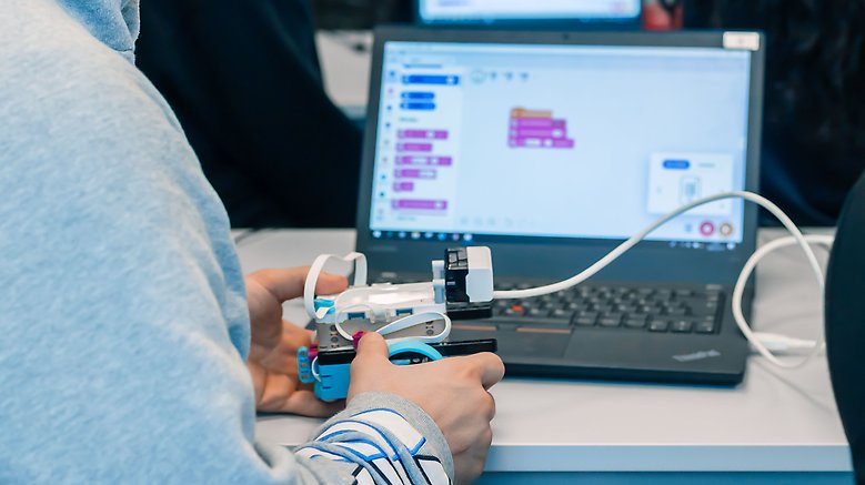 Här analyserar eleverna sambandet mellan den kod de gjort och hur roboten rör sig i verkligheten. 