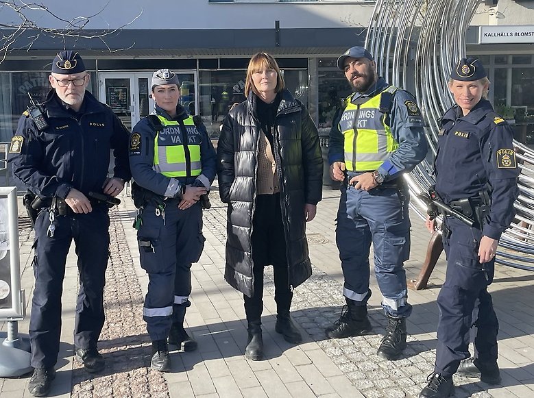 Polis, ordningsvakter och kommunstyrelsens ordförande uppställda på torget i Kallhäll