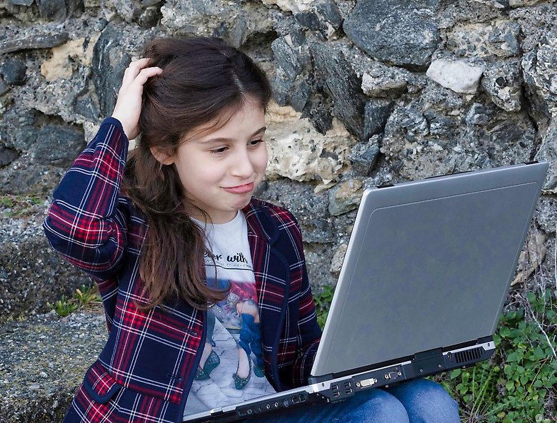 Flicka med dator