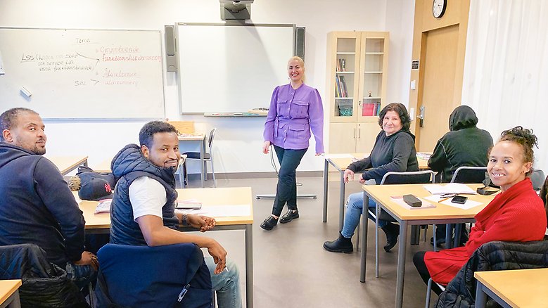 SFI-läraren Anna Sennmalm och hennes elever i vårdsvenska på Järfälla Lärcentrum.